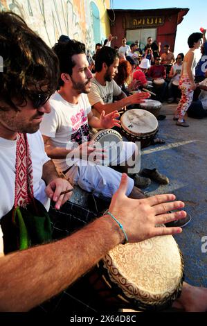 Avril 2011 - plage du Dolphinarium, tel-Aviv, Israël. Séance de tambours du vendredi après-midi pendant le coucher du soleil sur la mer Méditerranée. Banque D'Images