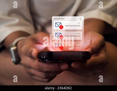 Spam SMS et faux concept de phishing de message texte. Alerte d'avertissement piraté du système, piratage d'e-mails, escroquerie de logiciels malveillants propageant le virus sur les messages alerte virtuelle sur Mo Banque D'Images