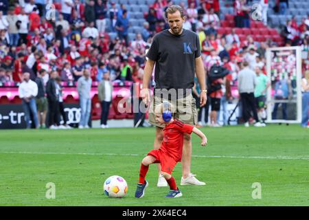 Munich, Allemagne. . 12 mai 2024. Fussball 1. Bundesliga 33. Spieltag FC Bayern Muenchen - VfL Wolfsburg AM 12.05.2024 in der Allianz Arena in Muenchen Harry Kane ( Muenchen ) spielt mit seinen Kindern Fussball nach dem letzten Heimspiel. Les règlements du LDF interdisent toute utilisation de photographies comme séquences d'images et/ou quasi-vidéo. Foto : Revierfoto crédit : ddp Media GmbH/Alamy Live News crédit : ddp Media GmbH/Alamy Live News Banque D'Images