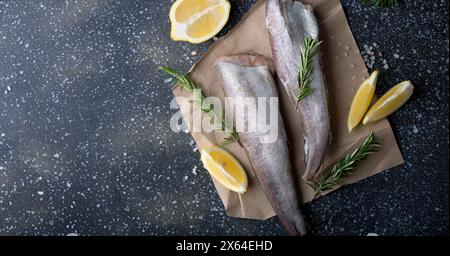 Présentation culinaire de merlu cru aux herbes aromatiques, adaptée aux tutoriels de cuisine gastronomique ou aux images de menu. Bannière extra large Banque D'Images