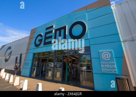Bordeaux , France - 05 12 2024 : gemo logo texte boutique habillement enseigne magasin entrée chaîne rue marque française façade Banque D'Images