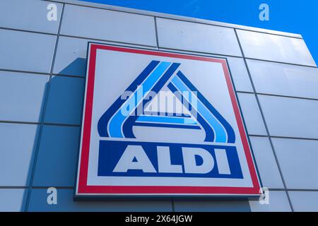 Bordeaux , France - 05 12 2024 : Aldi enseigne de marché texte magasin supermagasin logo d'entrée de magasin marque de chaîne de supermarchés discount Banque D'Images