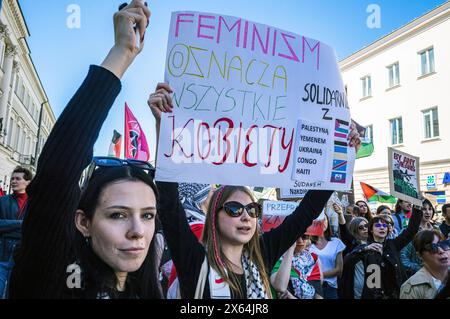 Varsovie, Pologne. 12 mai 2024. Un manifestant tient une pancarte pendant le rassemblement alors qu'une vague de manifestations pro-palestiniennes balaye le monde, des centaines de personnes à Varsovie, en Pologne, sont descendues dans les rues le 12 mai pour commémorer les victimes de la Nakba en 1948 ainsi que les 34 000 personnes assassinées en Palestine depuis octobre. Au soleil, la manifestation Varsovian marche de l'historique Plac Zamkowy à l'ambassade américaine, en s'arrêtant au palais présidentiel. Crédit : SOPA images Limited/Alamy Live News Banque D'Images