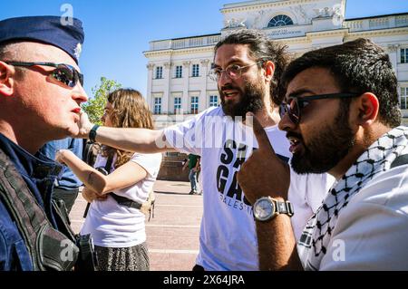 Varsovie, Pologne. 12 mai 2024. Les manifestants expriment leur frustration à la police pendant la manifestation. Alors qu'une vague de manifestations pro-palestiniennes balaye le monde, des centaines de personnes à Varsovie, en Pologne, sont descendues dans les rues le 12 mai pour commémorer les victimes de la Nakba en 1948 ainsi que les 34 000 personnes assassinées en Palestine depuis octobre. Au soleil, la manifestation Varsovian marche de l'historique Plac Zamkowy à l'ambassade américaine, en s'arrêtant au palais présidentiel. Crédit : SOPA images Limited/Alamy Live News Banque D'Images