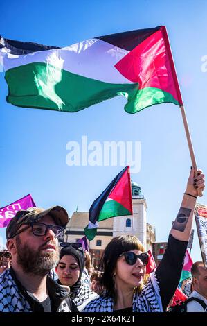 Varsovie, Pologne. 12 mai 2024. Un manifestant tient un drapeau palestinien pendant le rassemblement. Alors qu'une vague de manifestations pro-palestiniennes balaye le monde, des centaines de personnes à Varsovie, en Pologne, sont descendues dans les rues le 12 mai pour commémorer les victimes de la Nakba en 1948 ainsi que les 34 000 personnes assassinées en Palestine depuis octobre. Au soleil, la manifestation Varsovian marche de l'historique Plac Zamkowy à l'ambassade américaine, en s'arrêtant au palais présidentiel. (Photo de Neil Milton/SOPA images/SIPA USA) crédit : SIPA USA/Alamy Live News Banque D'Images