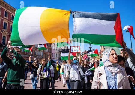 Varsovie, Pologne. 12 mai 2024. Un drapeau irlandais attaché à un drapeau palestinien est tenu au-dessus de la manifestation. Alors qu'une vague de manifestations pro-palestiniennes balaye le monde, des centaines de personnes à Varsovie, en Pologne, sont descendues dans les rues le 12 mai pour commémorer les victimes de la Nakba en 1948 ainsi que les 34 000 personnes assassinées en Palestine depuis octobre. Au soleil, la manifestation Varsovian marche de l'historique Plac Zamkowy à l'ambassade américaine, en s'arrêtant au palais présidentiel. (Photo de Neil Milton/SOPA images/SIPA USA) crédit : SIPA USA/Alamy Live News Banque D'Images