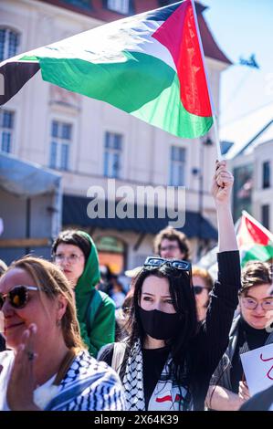 Varsovie, Pologne. 12 mai 2024. Un manifestant tient un drapeau palestinien pendant le rassemblement. Alors qu'une vague de manifestations pro-palestiniennes balaye le monde, des centaines de personnes à Varsovie, en Pologne, sont descendues dans les rues le 12 mai pour commémorer les victimes de la Nakba en 1948 ainsi que les 34 000 personnes assassinées en Palestine depuis octobre. Au soleil, la manifestation Varsovian marche de l'historique Plac Zamkowy à l'ambassade américaine, en s'arrêtant au palais présidentiel. (Photo de Neil Milton/SOPA images/SIPA USA) crédit : SIPA USA/Alamy Live News Banque D'Images