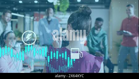 Image d'icônes et de plusieurs graphiques représentant divers collègues partageant des idées au bureau Banque D'Images