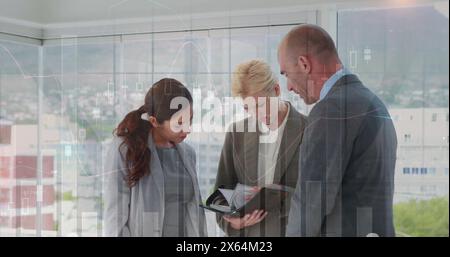 Image de plusieurs graphiques avec des chiffres sur des collègues caucasiens regardant l'agenda au bureau Banque D'Images