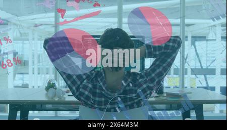 Image de l'interface infographique sur l'homme caucasien relaxant après avoir terminé les rapports infographiques Banque D'Images