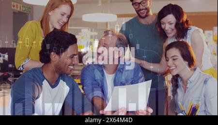 Image de plusieurs graphiques, divers collègues applaudissant après avoir entendu l'idée d'un collègue au bureau Banque D'Images