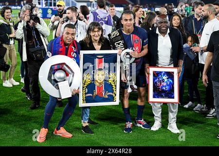 Paris, France. 13 mai 2024. Kylian Mbappe avec sa famille sa mère Fayza Lamari son frère Ethan et son père Wilfried ou Wilfrid lors du match de Ligue 1 Paris Saint-Germain PSG VS Toulouse TFC le 12 mai 2024 au stade Parc des Princes à Paris. Photo de Victor Joly/ABACAPRESS. COM Credit : Abaca Press/Alamy Live News Banque D'Images