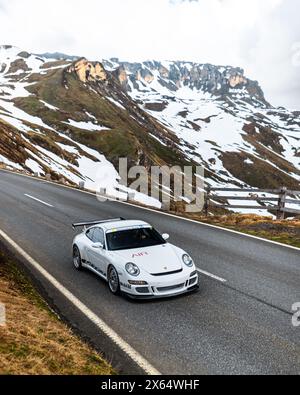 Porsche 911 GT3RS 997 blanche sur les alpes autrichiennes. Banque D'Images