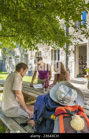 AUVERGNE. HAUTE-LOIRE (43). RANDONNEE SUR LE CHEMIN DE COMPOSTELLE DE GENEVE AU PUY-EN-VELAY, AU BORD DU LIGNON AU LIEU DIT LA PAPETERIE A TENCE. Banque D'Images