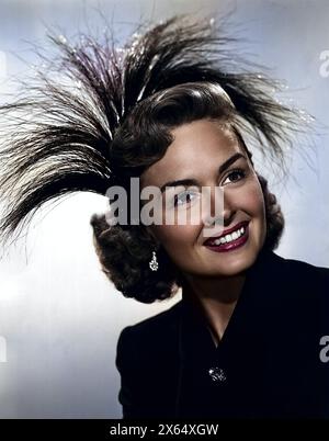 Mode, années 1950, mode pour femme, chapeaux, coiffure de coiffe en plumes, ADDITIONAL-RIGHTS-CLEARANCE-INFO-NOT-AVAILABLE Banque D'Images