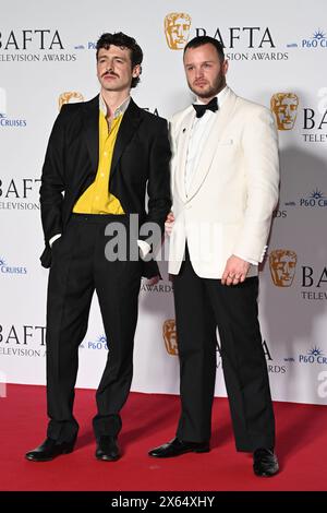 Les présentateurs du Prix International Anthony Boyle et Arthur Hughes posent dans la salle des gagnants lors des BAFTA Television Awards 2024 avec P&O Cruises Credit : Voir Li/Picture Capital/Alamy Live News Banque D'Images