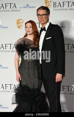 Royal Festival Hall, LONDRES, ANGLETERRE, Royaume-Uni - 12 MAI 2024 : présentateurs du Prix de la série dramatique Eleanor Tomlinson et Stephen Merchant posent dans la salle des gagnants lors des BAFTA Television Awards 2024 avec P&O Cruises dans la salle des gagnants lors des BAFTA Television Awards 2024 avec P&O Cruises, Londres, Royaume-Uni. Crédit : Voir Li/Picture Capital/Alamy Live News Banque D'Images