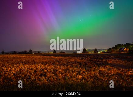 aurores boréales au-dessus du champ dans la nuit en allemagne Banque D'Images