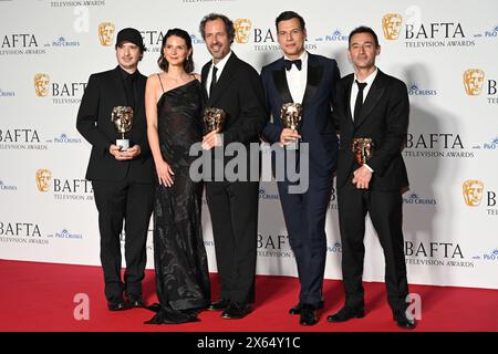 Royal Festival Hall, LONDRES, ANGLETERRE, Royaume-Uni - 12 MAI 2024 : (de gauche à droite) Olivier Demangel, Joséphine Japy, Tristan Séguela, Laurent Lafitte et Bruno Nahon posent avec le Prix International pour 'Class Act' dans la salle des gagnants lors des BAFTA Television Awards 2024 avec P&O Cruises dans la salle des gagnants lors des BAFTA Television Awards 2024 avec P&O Cruises dans la salle des gagnants lors des BAFTA Television Awards 2024 avec P&O Cruises dans la salle des gagnants lors des BAFTA Television Awards 2024 avec P&O Cruises, Londres, Royaume-Uni. Crédit : Voir Li/Picture Capital/Alamy Live News Banque D'Images