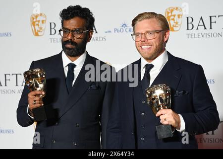 Royal Festival Hall, LONDRES, ANGLETERRE, Royaume-Uni - 12 MAI 2024 : Romesh Ranganathan et Rob Beckett posent avec le Entertainment performance Award pour 'Rob & Romesh Vs' dans la salle des gagnants lors des BAFTA Television Awards 2024 avec P&O Cruises, Londres, Royaume-Uni. Crédit : Voir Li/Picture Capital/Alamy Live News Banque D'Images