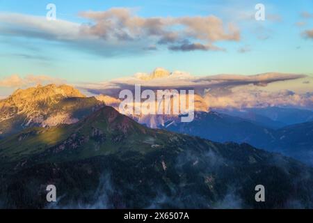 Vue du soir sur le mont Pelmo, Tyrol du Sud, Alpes Dolomites montagnes, Italie Banque D'Images