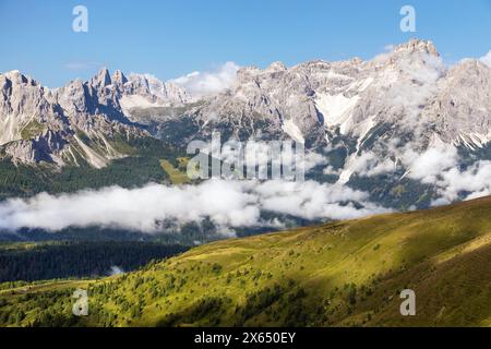 Vue panoramique sur les dolomites de Sexten ou Dolomiti di Sesto depuis les montagnes des Alpes carniennes, en Italie Banque D'Images