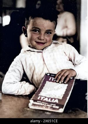 Personnes, enfants, portrait - garçons, garçon avec feuille de route, Italie, ANNÉES 1950, INFO-AUTORISATION-DROITS-SUPPLÉMENTAIRES-NON-DISPONIBLE Banque D'Images