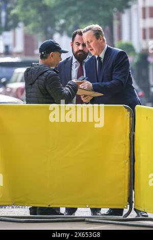 Londres, Royaume-Uni. 12 mai 2024. Lord Cameron, David Cameron, secrétaire d'État aux Affaires étrangères, au Commonwealth et au développement, signent des autographes avant la BBC pour les émissions du dimanche matin. Crédit : Imageplotter/Alamy Live News Banque D'Images