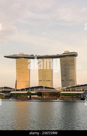 Coucher de soleil doré sur le Marina Bay Sands Hotel et les Shoppes à Marina Bay, Singapour Banque D'Images