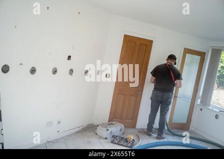 Installation d'isolation interne en fibre de cellulose soufflée dans une maison en Écosse Banque D'Images