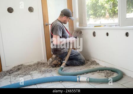 Installation d'isolation interne en fibre de cellulose soufflée dans une maison en Écosse Banque D'Images