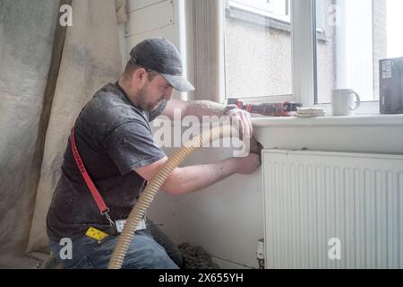 Installation d'isolation interne en fibre de cellulose soufflée dans une maison en Écosse Banque D'Images