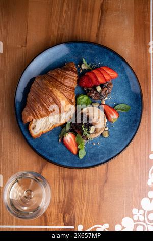 Croissant fraîchement cuit avec pâté de foie, savoureux hors-d'œuvre gastronomique sur la table Banque D'Images