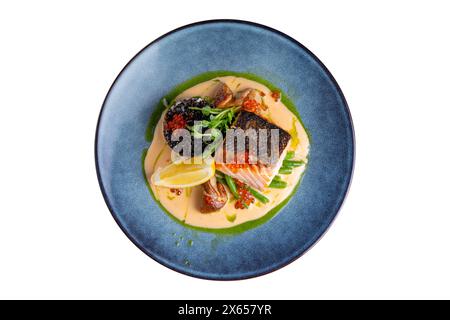 Filet de saumon avec sauce crémeuse, quinoa et légumes sur une assiette, fond blanc isolé Banque D'Images