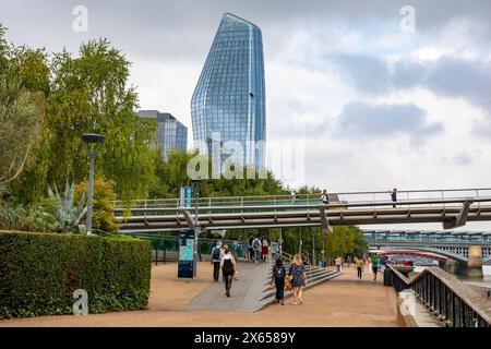 London South Bank avec le pont Millennium à travers la Tamise et le bâtiment de gratte-ciel à usage mixte numéro un Blackfriars, Angleterre, Royaume-Uni, 2023 Banque D'Images