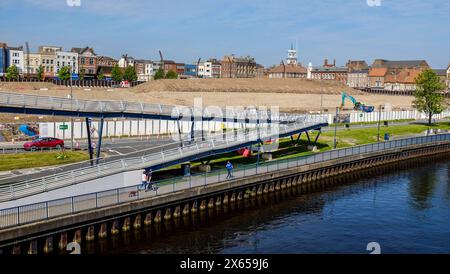 La passerelle piétonne sur la route Riverside à Stockton sur Tees, Angleterre, Royaume-Uni avec des travaux de construction en arrière-plan Banque D'Images