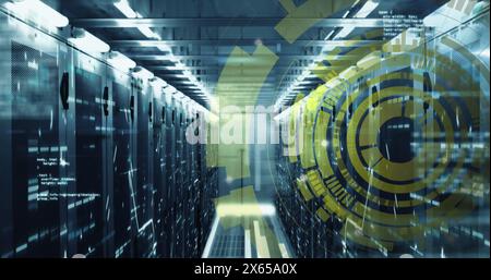 Illustration de cercles de chargement et de langage informatique sur des barres sur des racks de serveur de données Banque D'Images