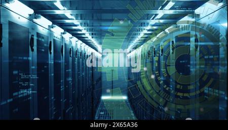 Image des cercles de chargement et du langage informatique sur la salle du serveur de données Banque D'Images