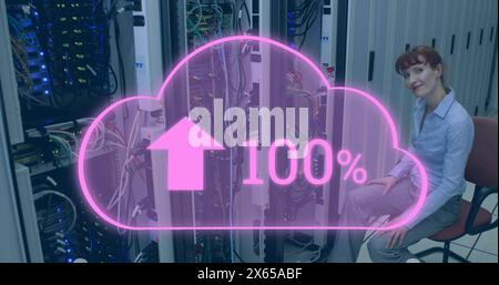 Image de nuage avec un nombre croissant sur une femme caucasienne souriante assise sur des serveurs Banque D'Images