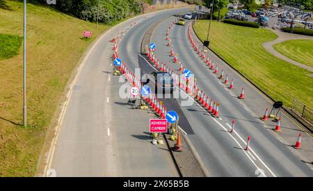 La Riverside Road à Stockton, Angleterre, Royaume-Uni avec ses déviations de voies et cônes de circulation Banque D'Images