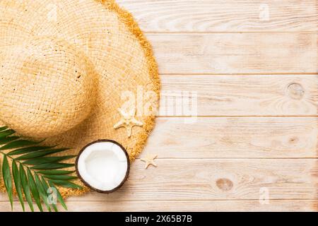 Vue de dessus de divers coquillages placés près de fruits colorés et d'accessoires d'été élégants sur fond de table. Concept d'été. Pose à plat. Vue de dessus avec c Banque D'Images