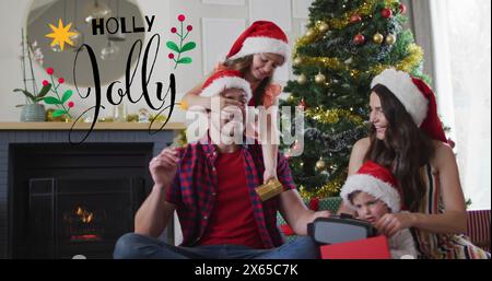 Image d'un texte de holly Jolly sur une famille caucasienne souriante Banque D'Images