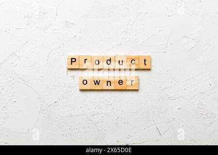 mot du propriétaire du produit écrit sur un bloc de bois. texte du propriétaire du produit sur le tableau, concept. Banque D'Images