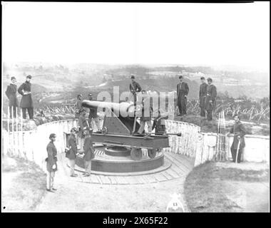 District de Columbia. Officiers des compagnies A et B, 3d Massachusetts Heavy Artillery, et équipage du 100-pdr. Canon Parrott sur un chariot de barbette de fer à Fort Totten, photographies de la guerre de Sécession 1861-1865 Banque D'Images