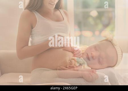 Double exposition de la femme enceinte et bébé mignon Banque D'Images