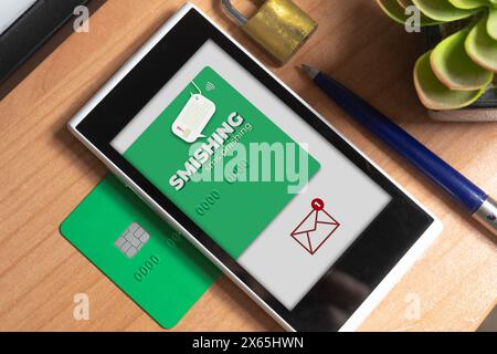 Smishing (SMS message phishing) concept : carte de crédit à l'intérieur d'un smartphone affichant une alerte de smishing Banque D'Images