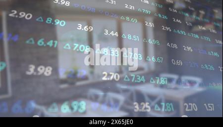 Les chiffres du marché boursier reflétant sur la fenêtre en verre, affichant les différents prix des actions Banque D'Images