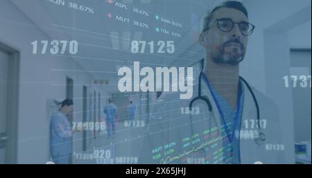 Image de tableaux de négociation, graphiques, chiffres sur la vue à faible angle du médecin caucasien Banque D'Images