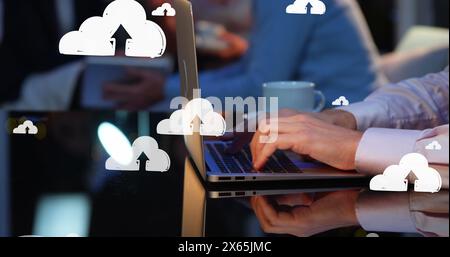 Image de flèche vers le haut dans les nuages sur les mains recadrées de l'homme caucasien tapant sur le clavier de l'ordinateur portable Banque D'Images