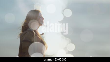 Image de lumières brillantes au-dessus d'une femme caucasienne triste et solitaire Banque D'Images